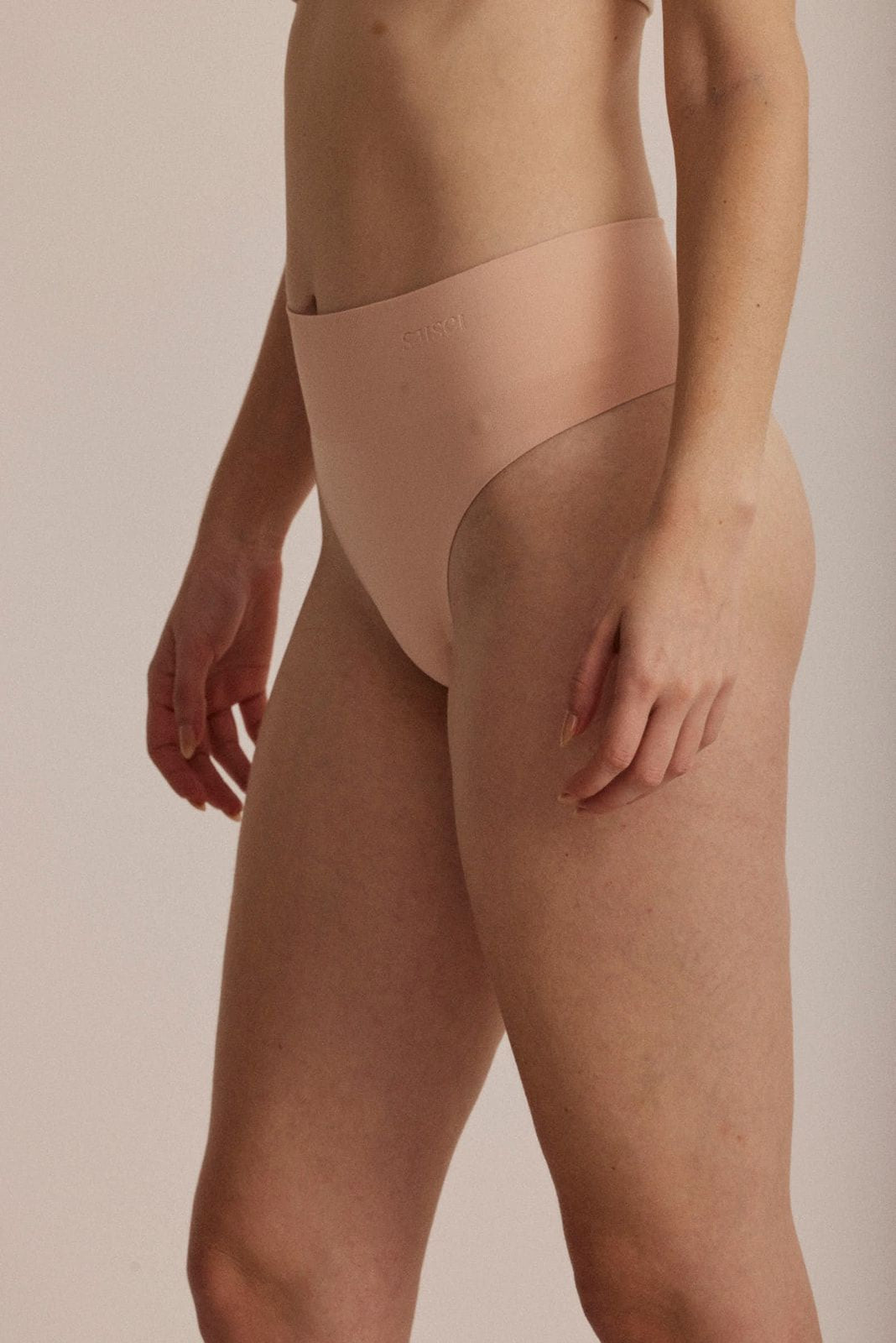 Sculpting High-Leg Thong תחתוני חוטיני גזרה גבוהה